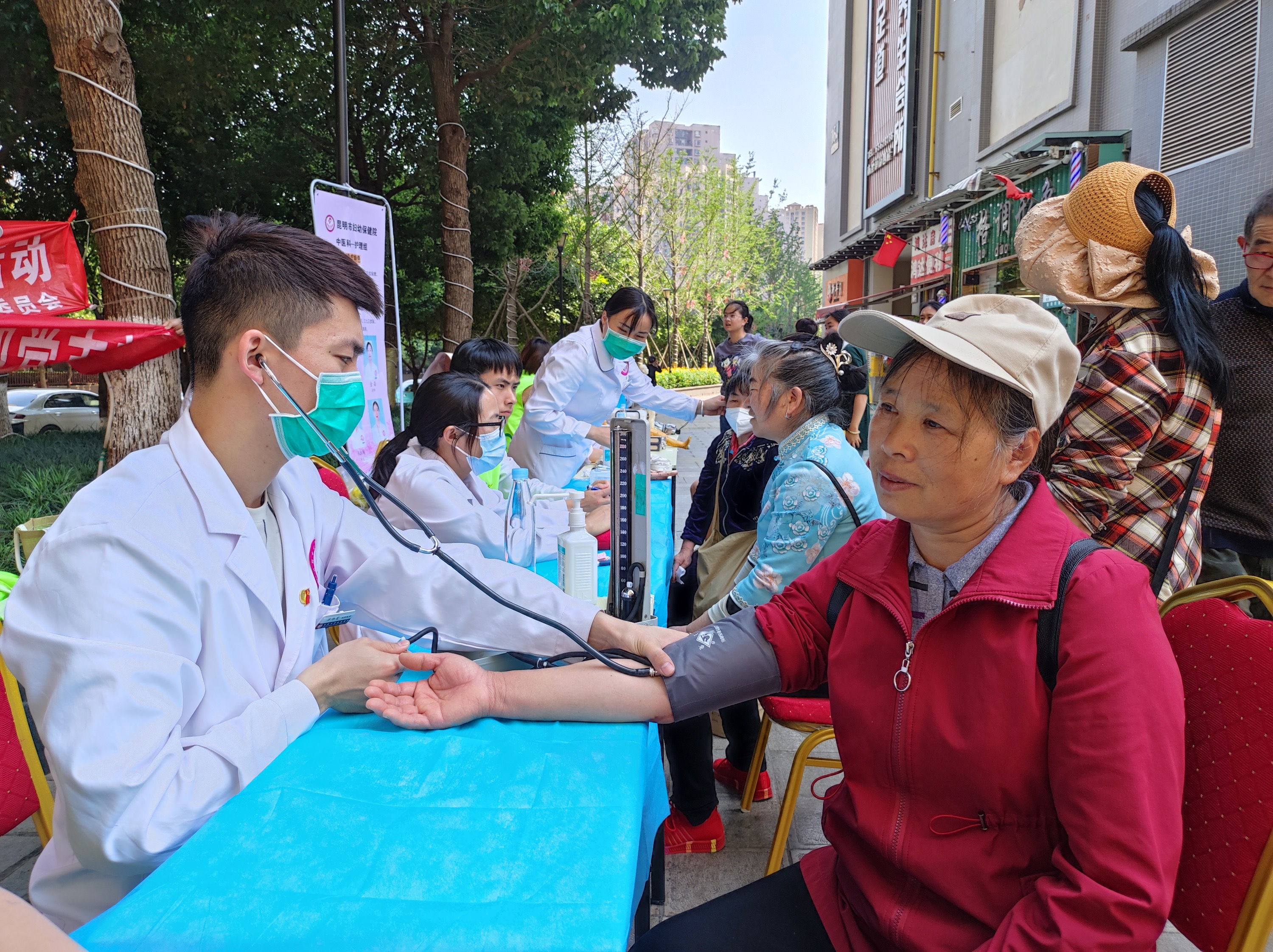 共联共建促发展,义诊服务送温暖——beat365正版唯一官网必一医学院康复系党支部联合昆明市妇幼保健院中医科党支部及昆明市五华区龙院社区党委开展健康义诊活动 第 1 张 共联共建促发展,义诊服务送温暖——beat365正版唯一官网必一医学院康复系党支部联合昆明市妇幼保健院中医科党支部及昆明市五华区龙院社区党委开展健康义诊活动 第 1 张