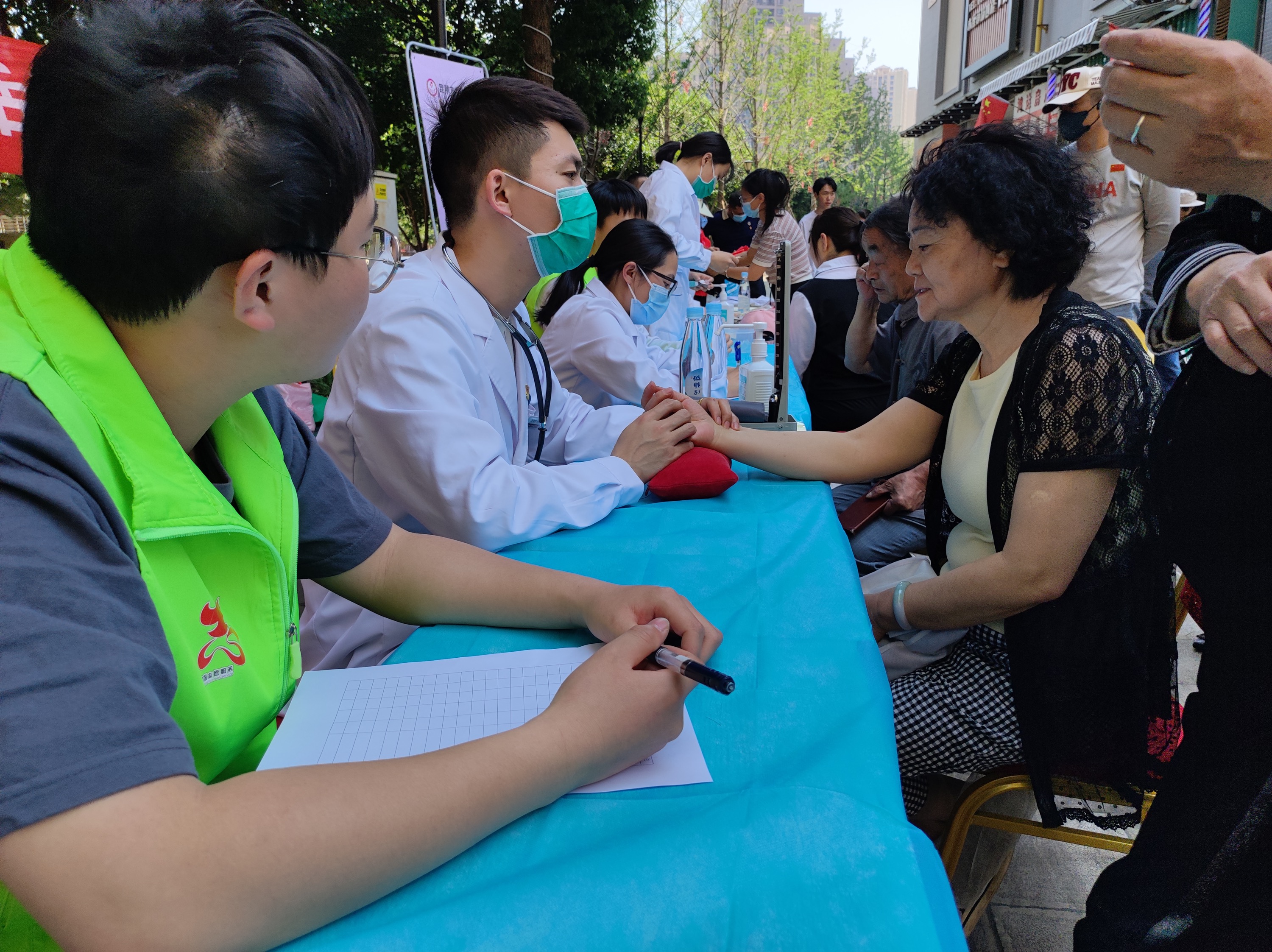 共联共建促发展,义诊服务送温暖——beat365正版唯一官网必一医学院康复系党支部联合昆明市妇幼保健院中医科党支部及昆明市五华区龙院社区党委开展健康义诊活动 第 2 张 共联共建促发展,义诊服务送温暖——beat365正版唯一官网必一医学院康复系党支部联合昆明市妇幼保健院中医科党支部及昆明市五华区龙院社区党委开展健康义诊活动 第 2 张