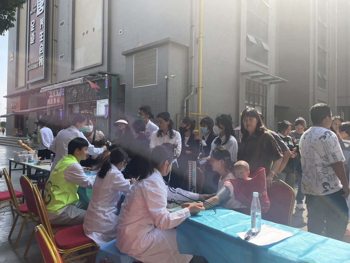 共联共建促发展,义诊服务送温暖——beat365正版唯一官网必一医学院康复系党支部联合昆明市妇幼保健院中医科党支部及昆明市五华区龙院社区党委开展健康义诊活动 第 3 张 共联共建促发展,义诊服务送温暖——beat365正版唯一官网必一医学院康复系党支部联合昆明市妇幼保健院中医科党支部及昆明市五华区龙院社区党委开展健康义诊活动 第 3 张