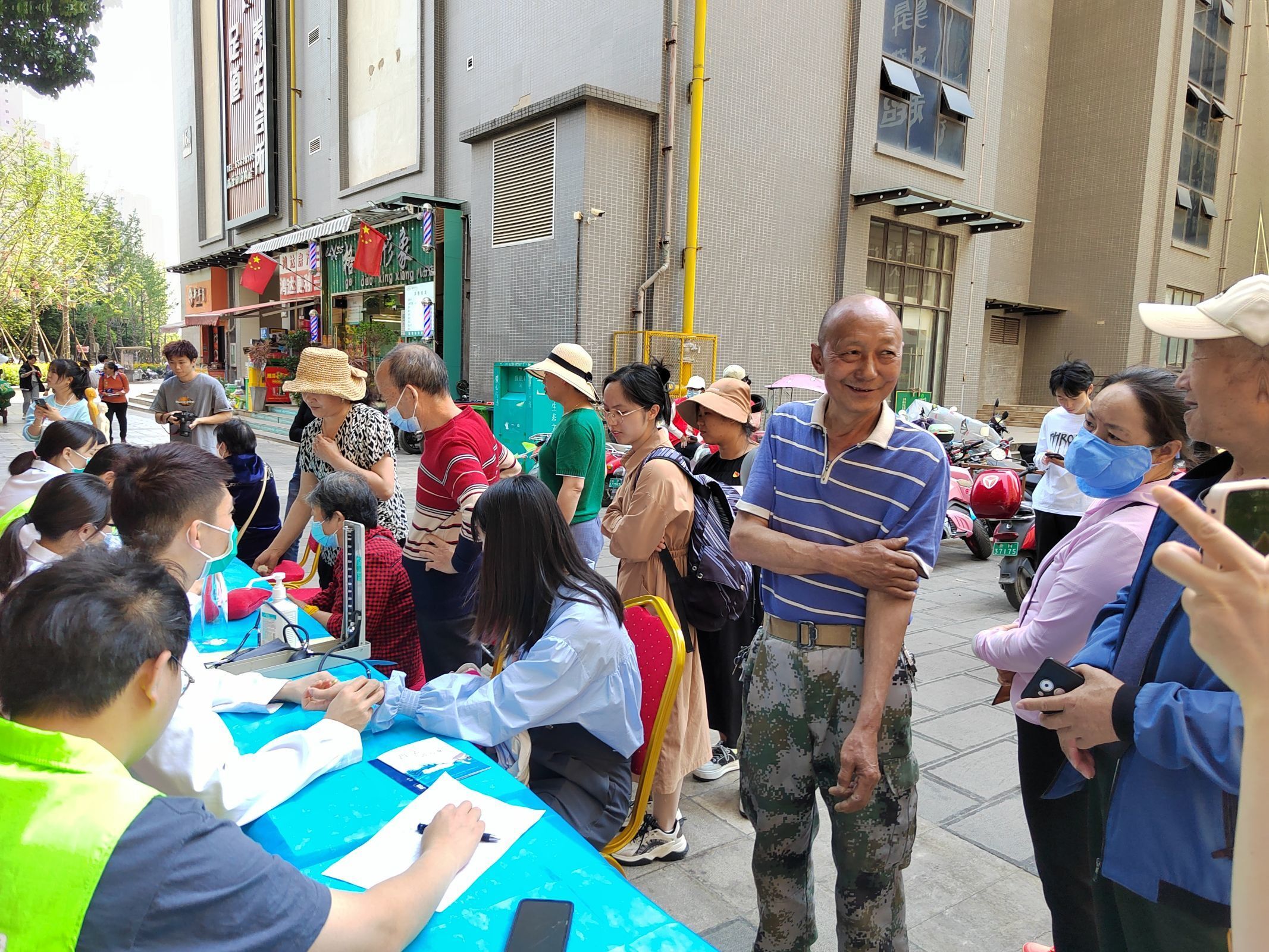共联共建促发展,义诊服务送温暖——beat365正版唯一官网必一医学院康复系党支部联合昆明市妇幼保健院中医科党支部及昆明市五华区龙院社区党委开展健康义诊活动 第 4 张 共联共建促发展,义诊服务送温暖——beat365正版唯一官网必一医学院康复系党支部联合昆明市妇幼保健院中医科党支部及昆明市五华区龙院社区党委开展健康义诊活动 第 4 张
