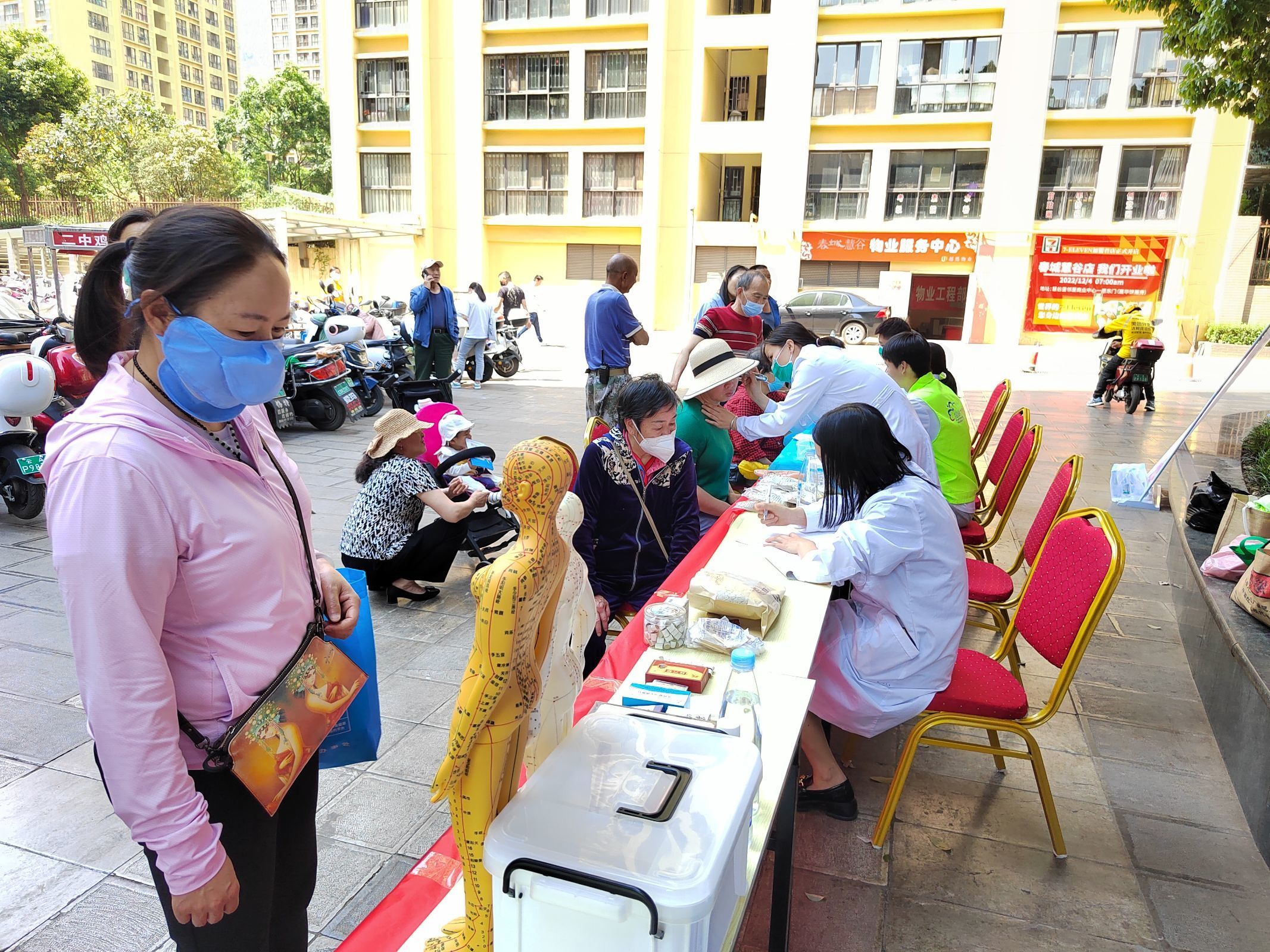 共联共建促发展,义诊服务送温暖——beat365正版唯一官网必一医学院康复系党支部联合昆明市妇幼保健院中医科党支部及昆明市五华区龙院社区党委开展健康义诊活动 第 5 张 共联共建促发展,义诊服务送温暖——beat365正版唯一官网必一医学院康复系党支部联合昆明市妇幼保健院中医科党支部及昆明市五华区龙院社区党委开展健康义诊活动 第 5 张